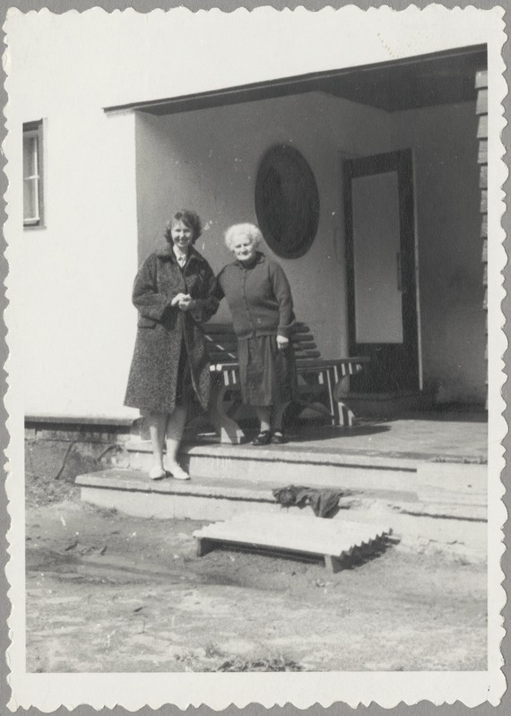 Arstid Klaudia Bežanitskaja ja Ingrid Einas Taevaskoja Lastesanatooriumi trepil