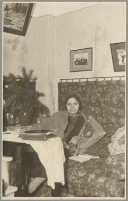 Dr. Kulli ämmaemand Melanie Vanaveski  similar photo