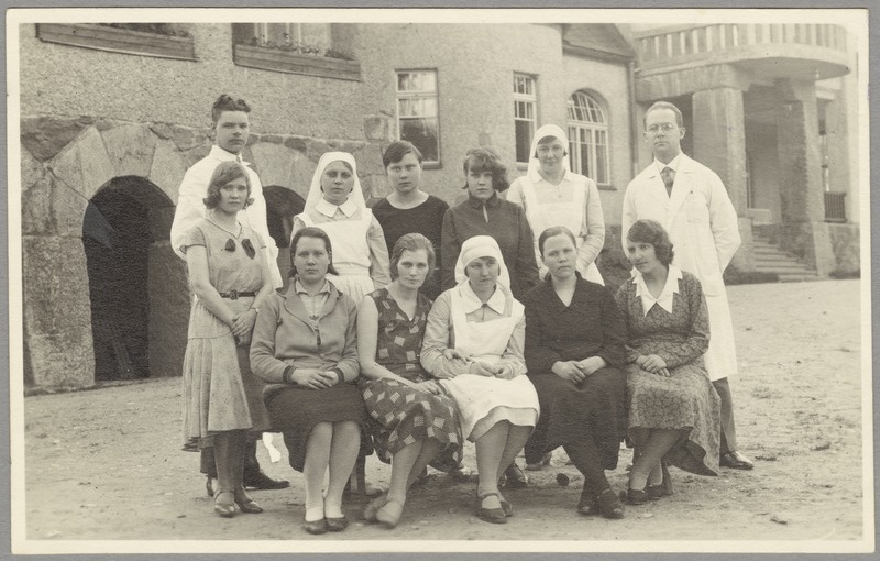 Patsiendid ja meditsiinitöötajad Taagepera Sanatooriumi ees