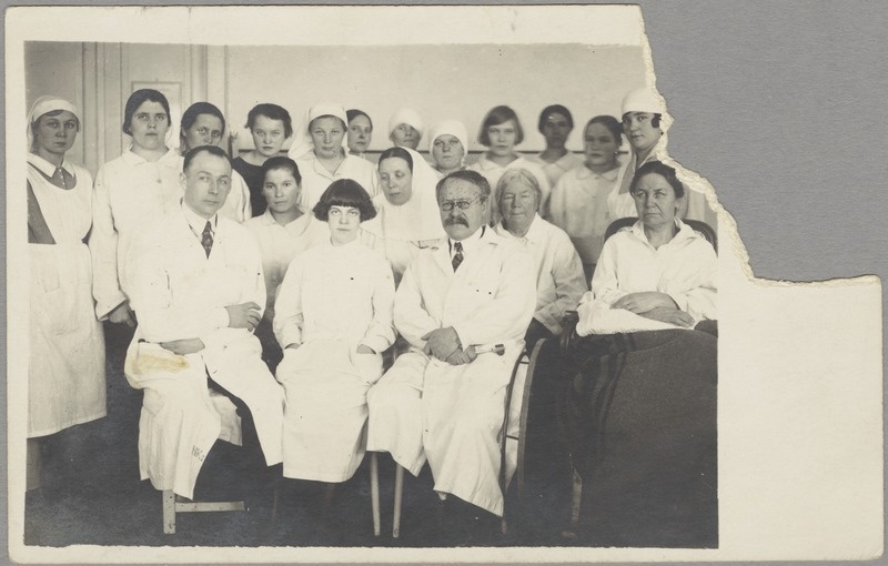 Tartu Närvikliiniku personal ja haiged koos prof Puusepaga