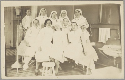Erma õdedekooli õpilased praktikal Tartu Naistekliiniku sünnitustoas  duplicate photo