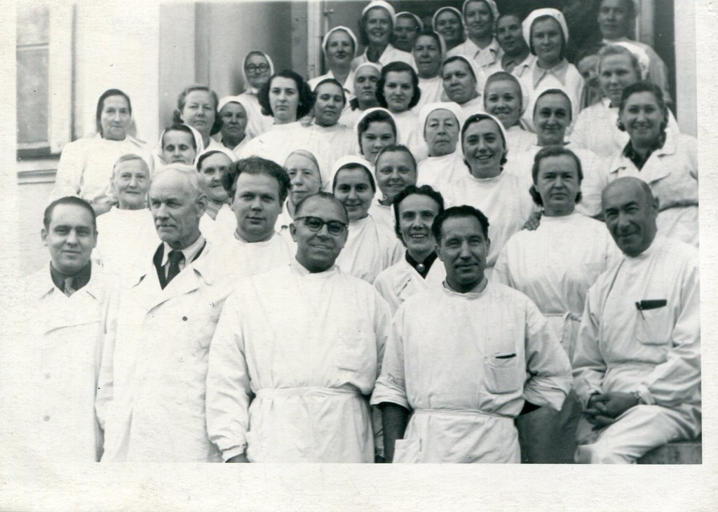 Vabariiklik Tallinna Onkologia Dispanser. Arstid, õed ja abipersonal haigla trepil
