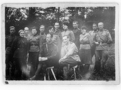 249 sanitaardiviisi Üksiku Meditsiinilise Sanitaarpataljoni isetegevusringli liikmed  duplicate photo