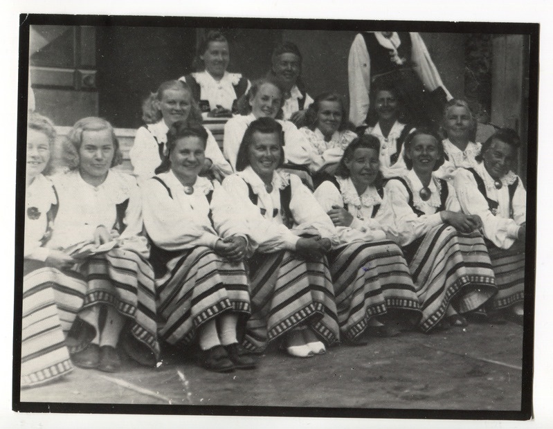 Tallinna Riikliku Psühhoneuroloogiahaigla töötajad Kuimetsas laulupeol