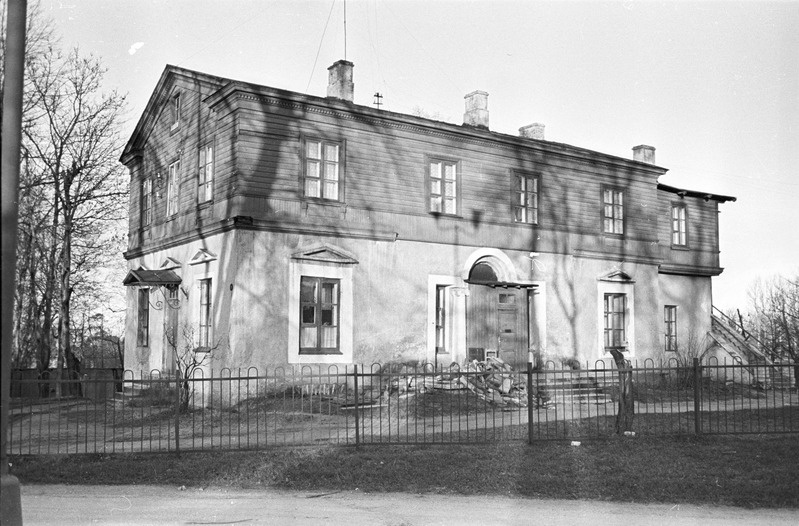Raeapteegi omanike Burchartide suvemõis
