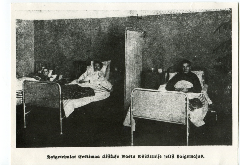 Eestimaa Tiisikuse Vastu Võitlemise Seltsi haigemaja palat patsientidega