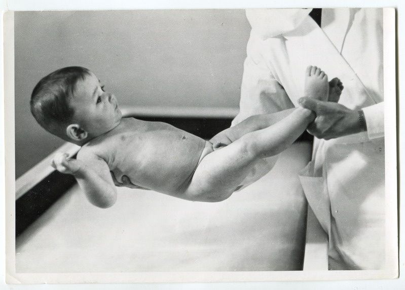 Imikute ja väikelaste võimlemise metoodika. Lapse tõstmine seljast ja jalgadest, laps õhus