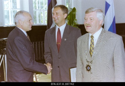 Valitud linnapea Vello Järvesalu (paremal) ning Pärnu eelnevad linnapead Väino Linde (keskel) ja Rein Kask.  duplicate photo