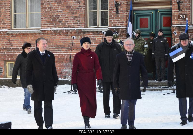 Päästekomitee mälestussamba avamine Pärnus Kuninga tänaval. Vasakul Pärnu linnapea Romek Kosenkranius, keskel president kersti Kaljulaid, paremal riigikogu esimees Eiki Nestor.