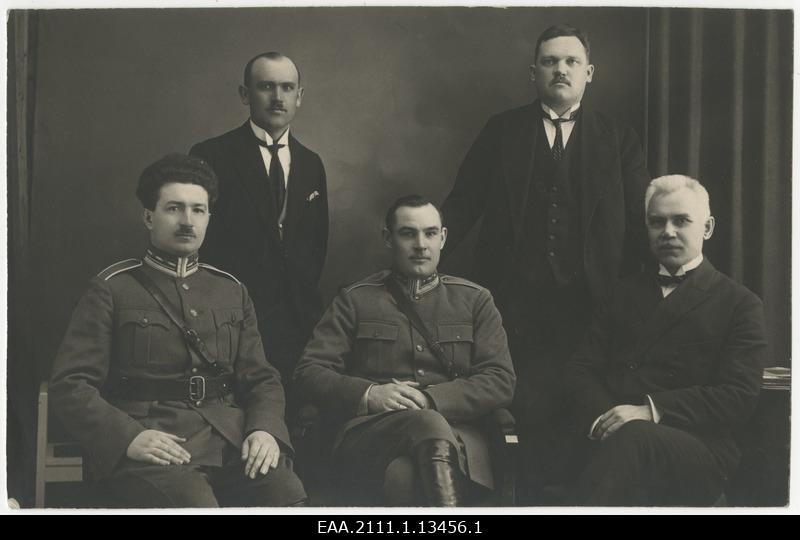 Kaitseliidu Pärnu linna maleva juhatus, grupifoto. Istuvad vasakult: Jaak Jakobson, pealik Jaan Lugus, Mihhail Kangro; seisavad: Rudolf Kehkla, Hugo Kuusner
