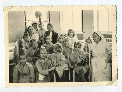 Tallinna Lastehaigla III jaoskonna lapsed koos õdedega palatis  duplicate photo