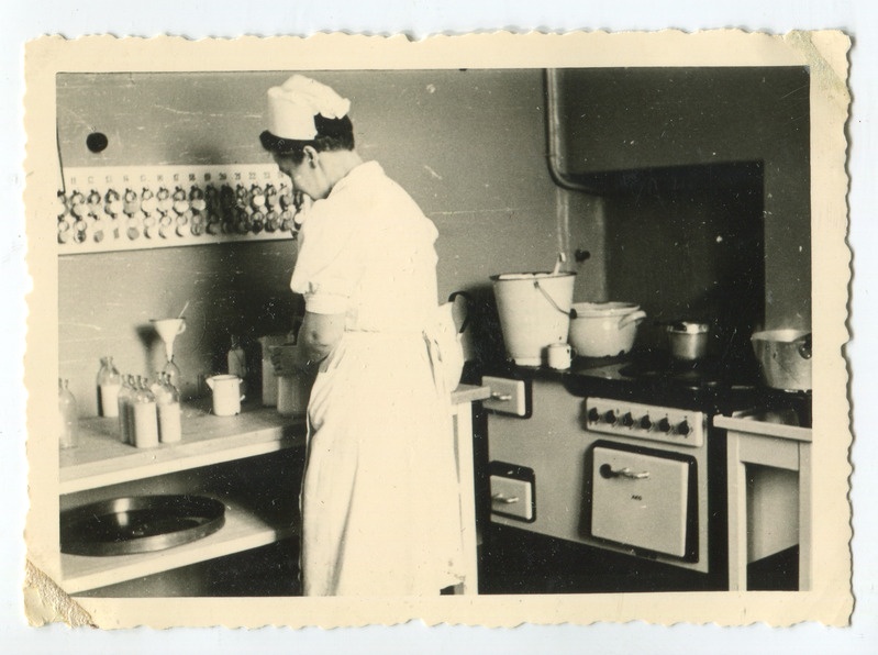 Õde Tallinna Lastehaigla piimaköögis pudeleid täitmas