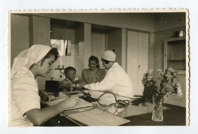 Tallinna Lastepolikliiniku arst dr Teemant vastuvõtul  similar photo