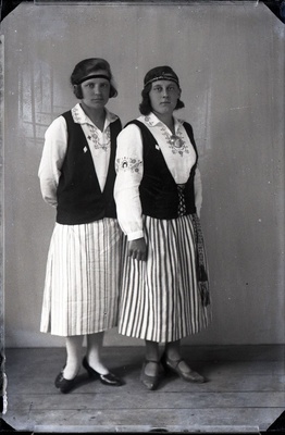 Stiliseeritud rahvariietes naised  duplicate photo