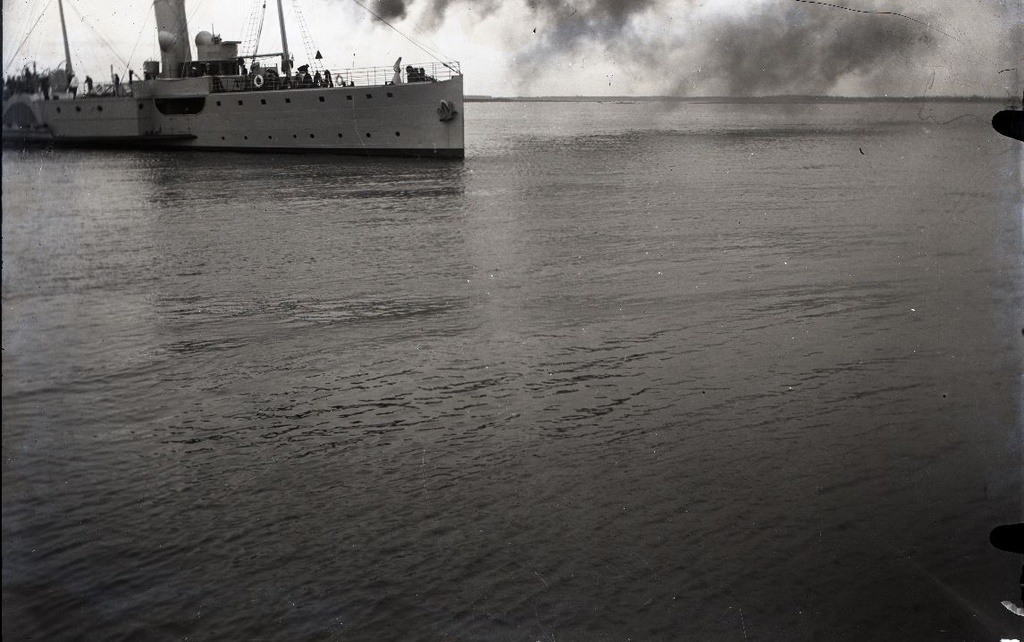 Reisilaev Ristna lahkumas Roomassaare sadamast