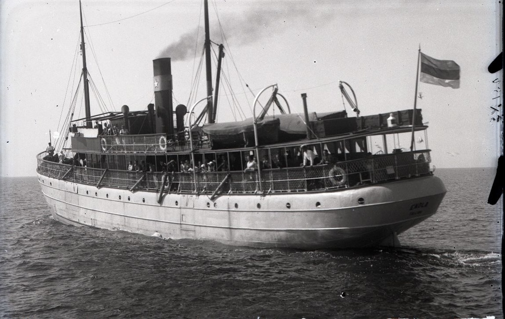 Reisilaev Endla väljumas Roomassaare sadamast