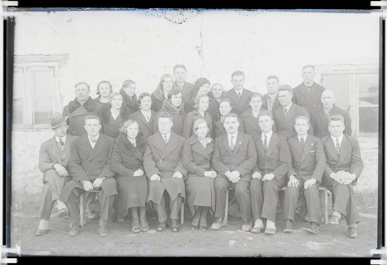 Uue-Lõve Maanoorte Ringi liikmed Uue-Lõve algkooli juures. 1930. a.-te II pool