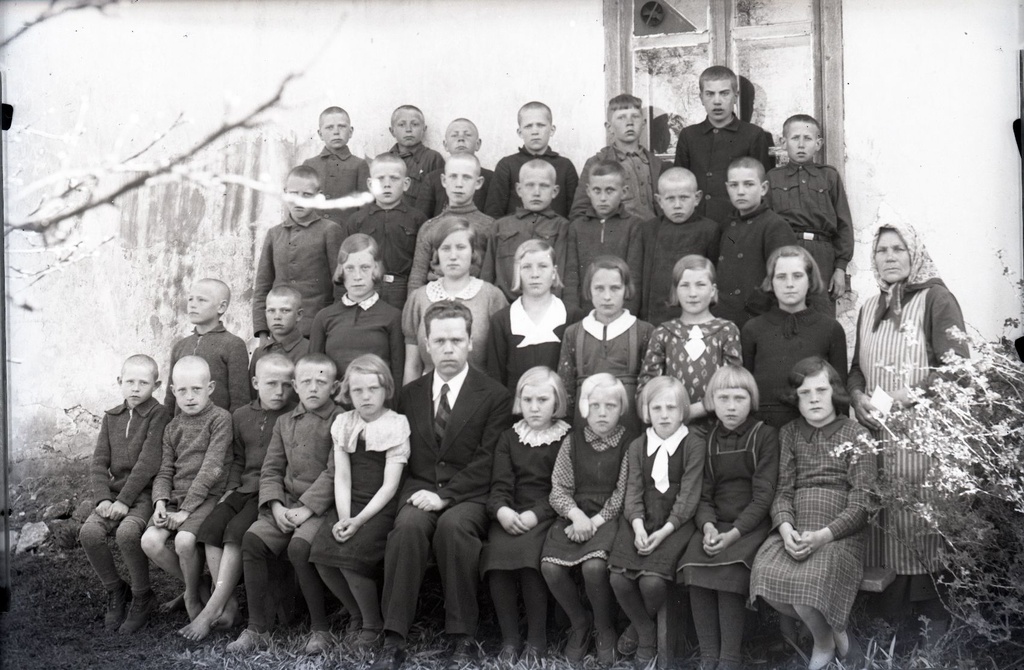 Ilpla kooli õpilased õpetaja ja kooliteenijaga