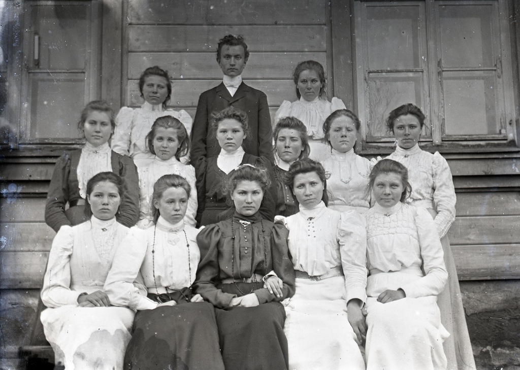 Leerilapsed Tornimäe preestrimaja ees