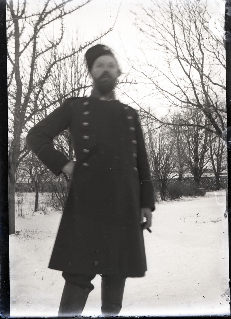 Mundris mees talvises aias