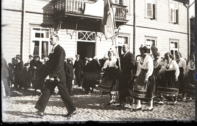 VI Saaremaa laulupeo rongkäik teel KES-i maja juurest Lossihoovi. 1937.a.