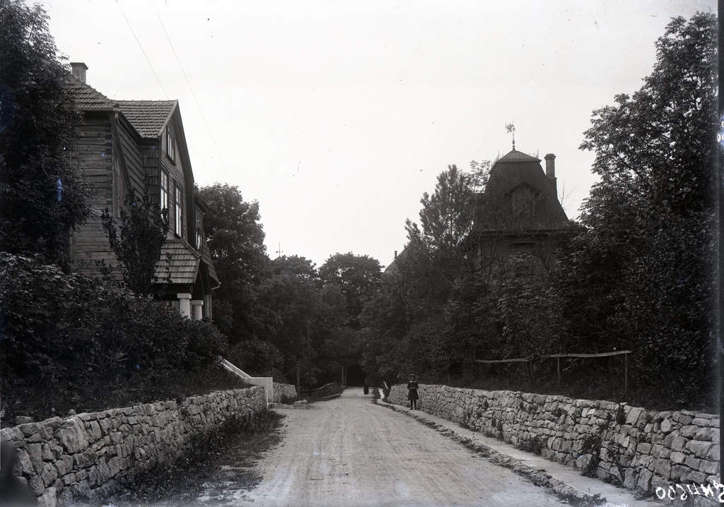 Kuressaare linnusesse viiv tee - paremal ja vaskul Ekesparre majad