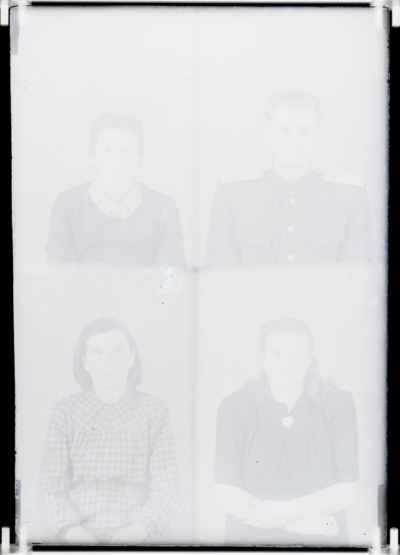 Liitklaasnegatiiv: kolm naise ja üks mehe portree