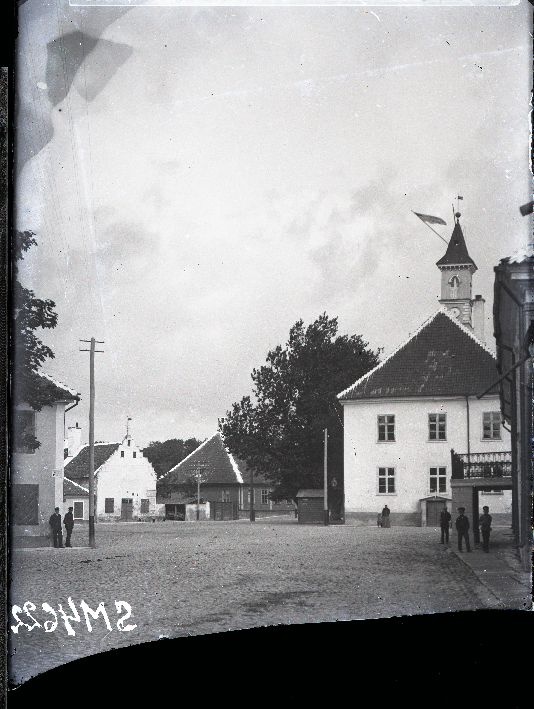 Vaade Kuressaare keskväljakule ja raekojale Lossi tänava poolt