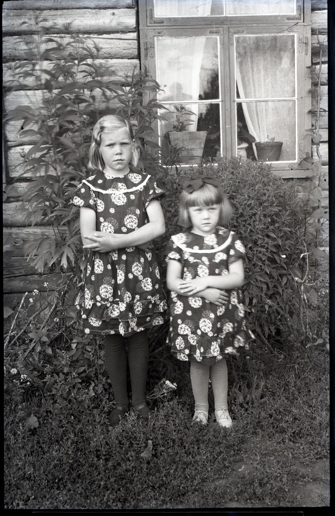 Saaremaa, kaks väikest tüdrukut