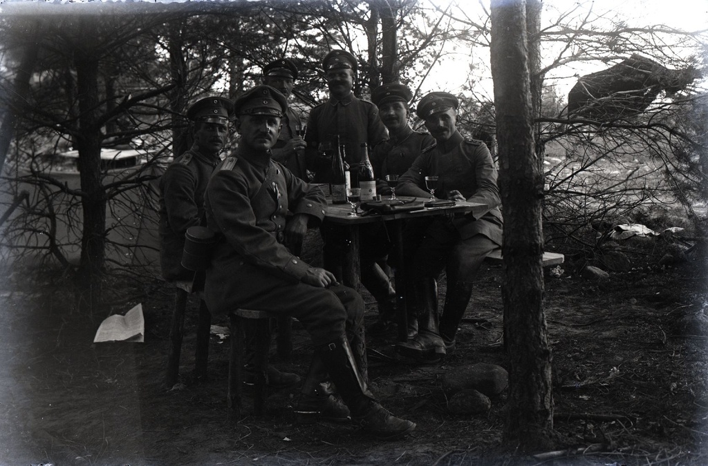 Saksa sõdurid Muhus veini joomas