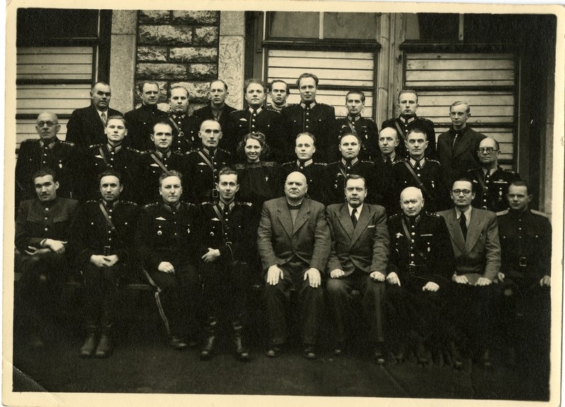 Tuletõrjeinstruktorite kursustest osavõtjad Tallinnas. Vasakult II reas esimene Boris Müürsoo. 1948. a.