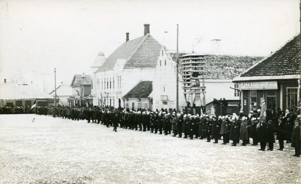 Kuressaare Vabatahtliku Tuletõrjeühingu liikmed ülesrivistatud Vabariigi aastapäeval
