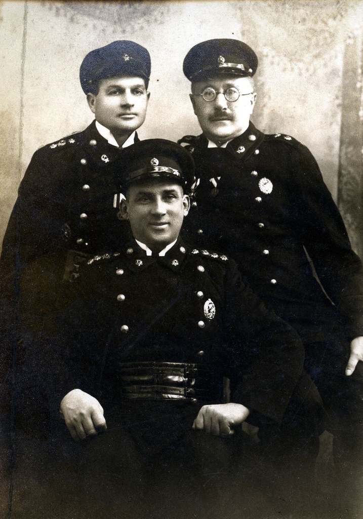 Kuressaare Vabatahtliku Tuletõrjeühingu peamees Oskar Väärt ja tema abid August Sepp ning Leopold Meder