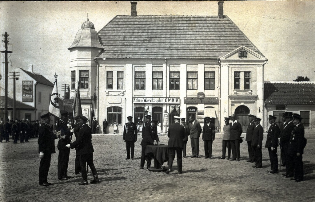 Kuressaare Vabatahtliku Tuletõrjeühingu kolm jaoskonda saavad uue lipu