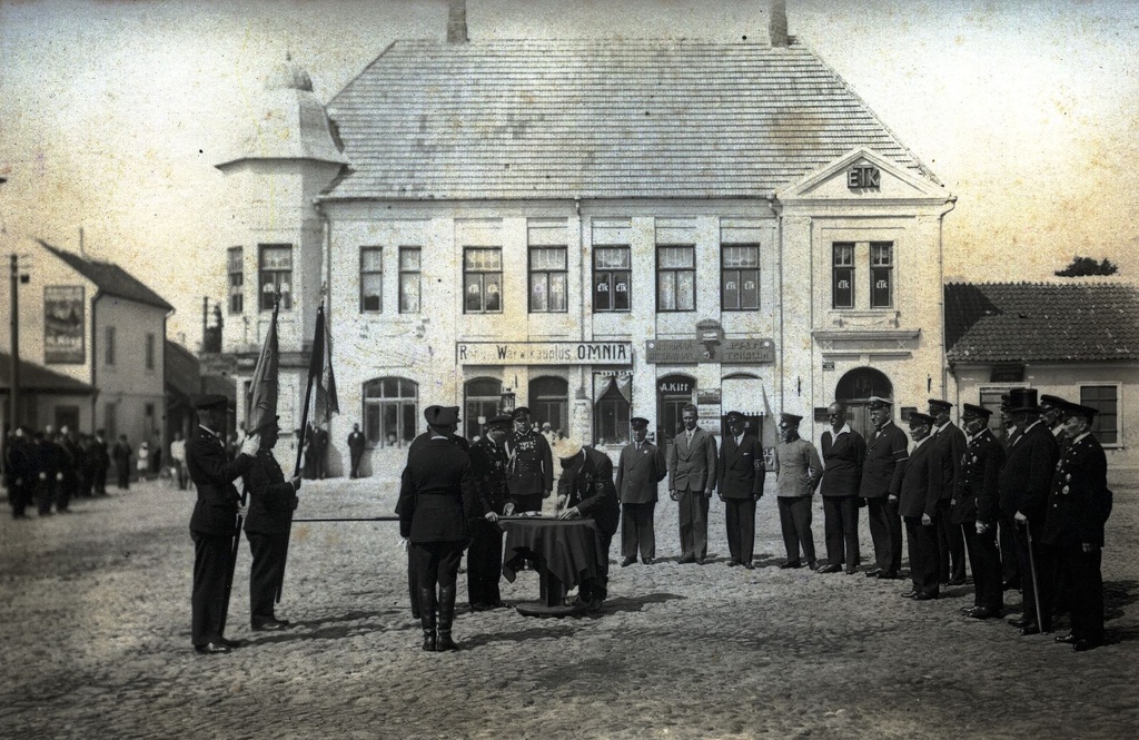 Kuressaare Vabatahtliku Tuletõrjeühingu kolm jaoskonda saavad uue lipu