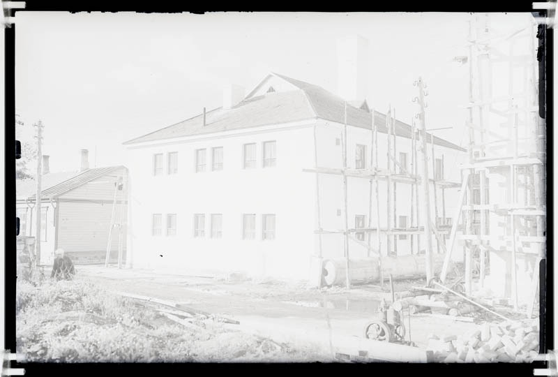 Tolli t. 25 hoone , Kuressaare esimene  elektrijaam (1940.a. ehitati saunaks ümber). Hoone tellinguis.