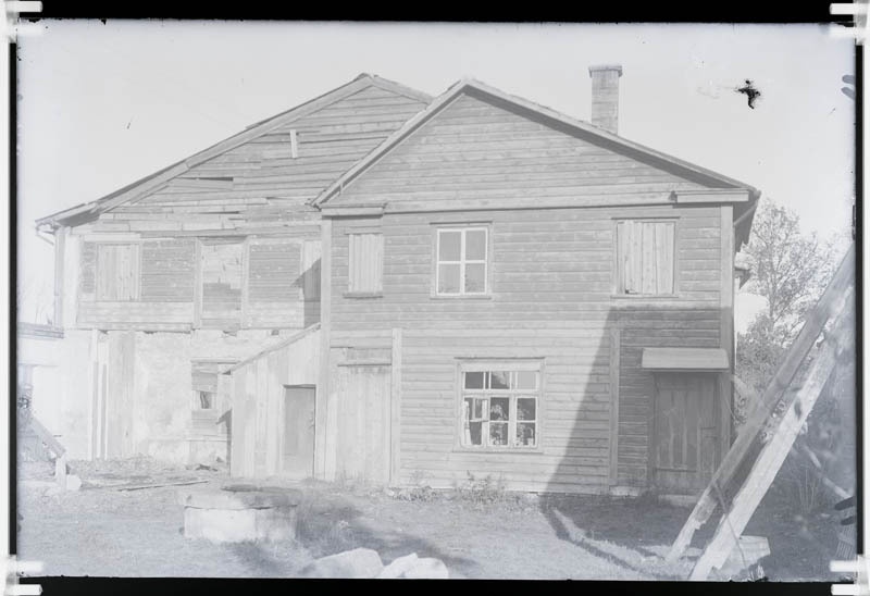 I telegraafijaam Kuressaares asus Tolli ja Suur-Sadama tänava  nurgal  rätsepmeister Rosenfeldt'i majas II korrusel.