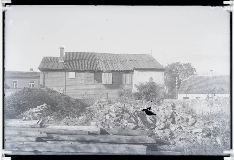 I telegraafijaam Kuressaares asus Tolli ja Suur-Sadama tänava  nurgal  rätsepmeister Rosenfeldt'i majas II korrusel.