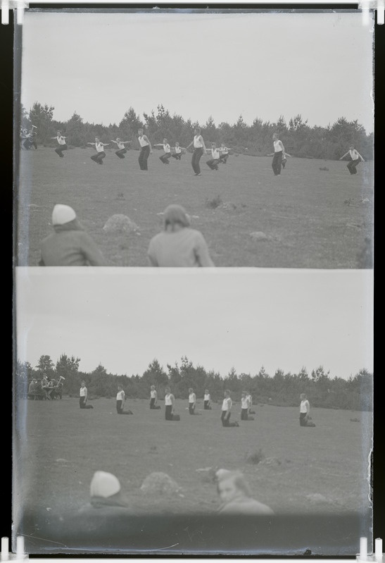 Arvatavasti Sassi Maanoorte Ringi võimlejad 1930.aastate keskel.