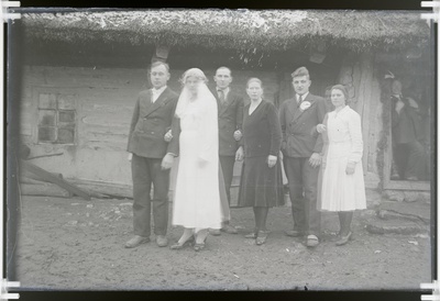 Pulmalised Kalli külas Laasu talu vana rehemaja ees. 1930.a.-te II pool.  similar photo