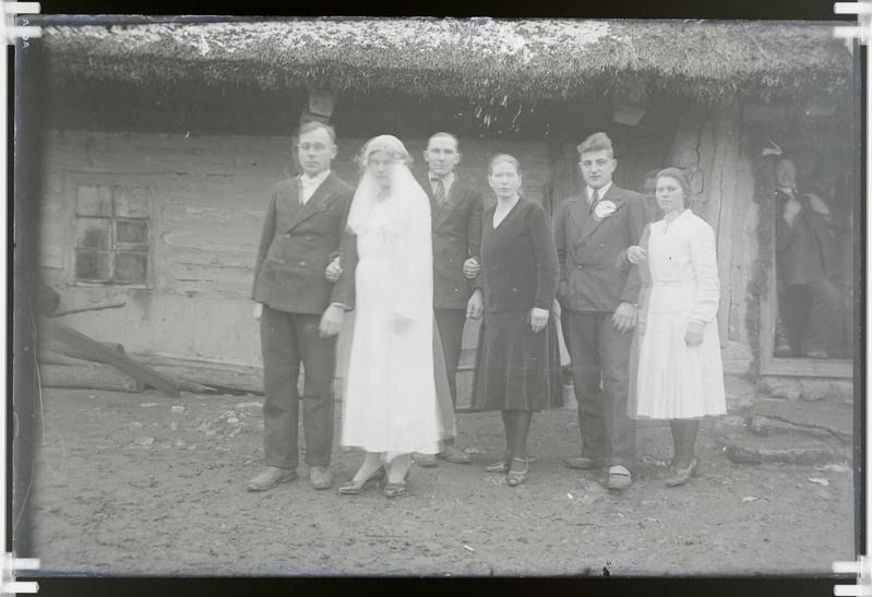Pulmalised Kalli külas Laasu talu vana rehemaja ees. 1930.a.-te II pool.
