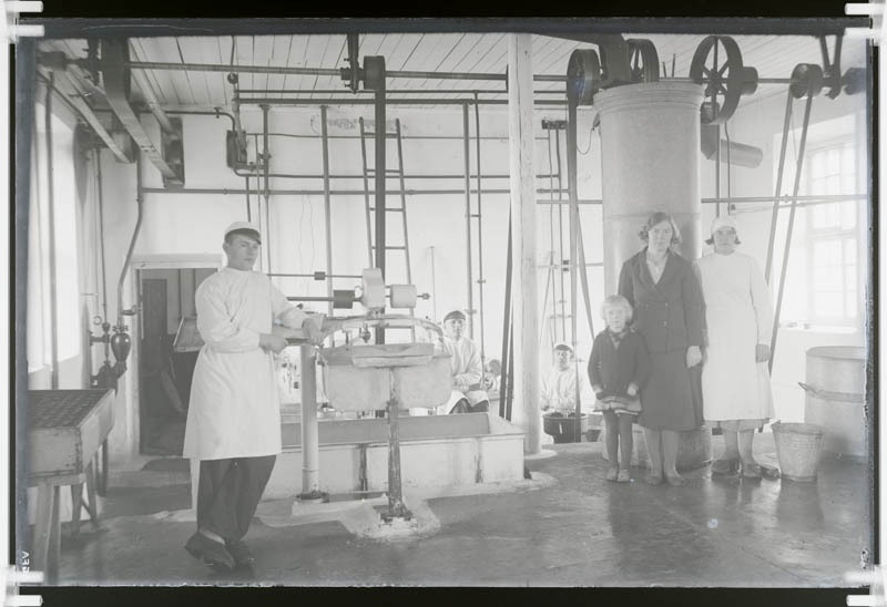 Valjala Piimaühingu meierei . Vasakul Otto Kaare.