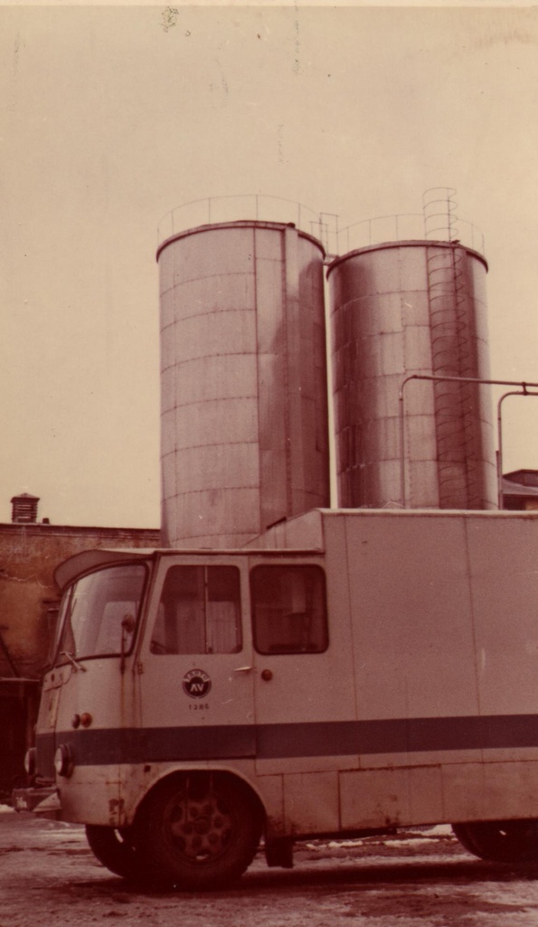 Tartu PTK dairy tanks and private-sector dairy bus