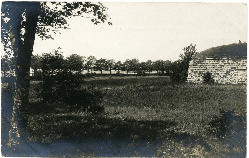 Kuressaare kindlus: vaade ranna poole, paremal Lõunabastioni nurk