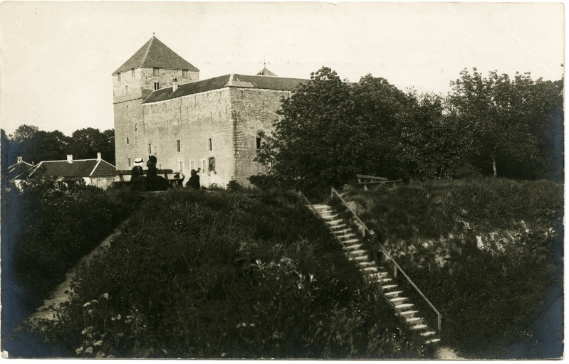 Kuressaare linnus: vaade Läänabastionilt loode ja edela fassaadile