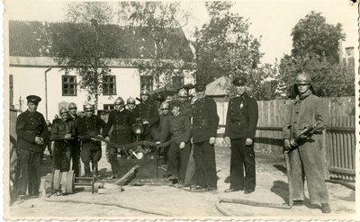 Kuressaare Vabatahtliku Tuletõrje Ühingu õpilaste jaoskond 1930. aastail käsipritsiga õppusel.  duplicate photo