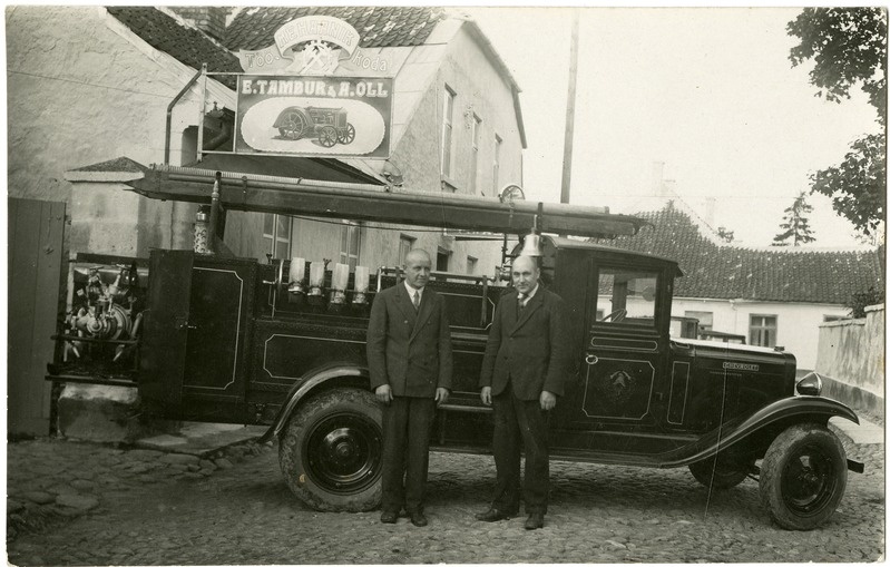 Eduard Tamburi ja Aleksei Olli töökojas "Mehaanik" veoauto "Chevrolet" baasil valmistet tuletõrjerauto.