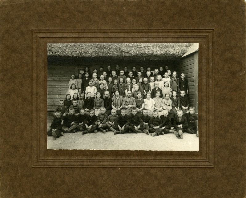 Kõruse algkooli lõpetajad koolimaja ees