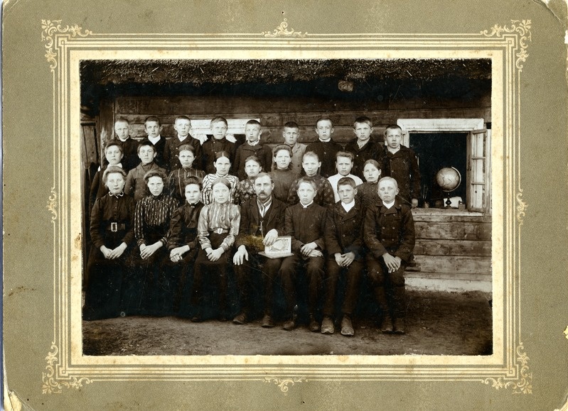 Salme külakooli õpilased koos õpetajaga