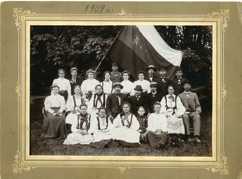 Kärla laulukoor laulupeol Kuressaare pargis